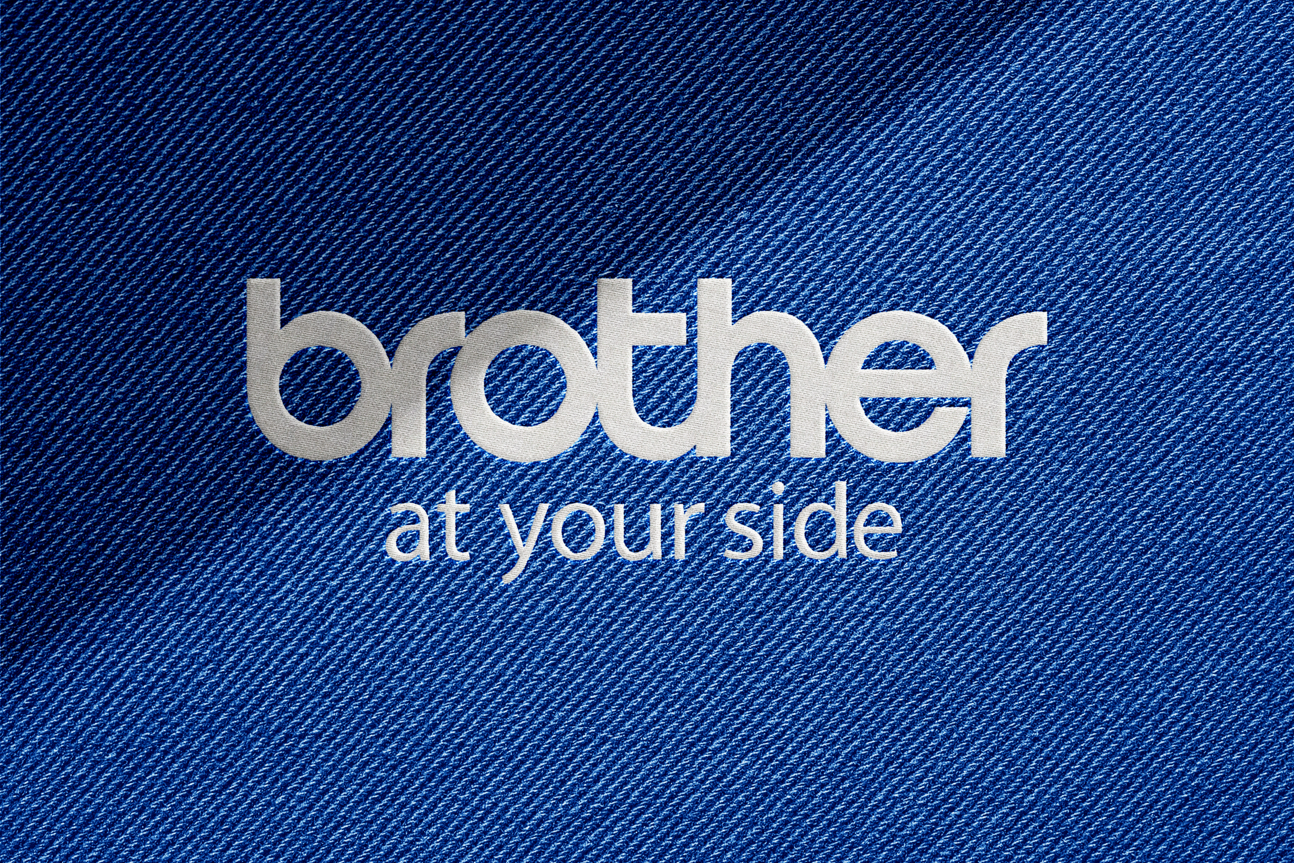 Logotipo de Brother con eslogan sobre fondo de mezclilla azul