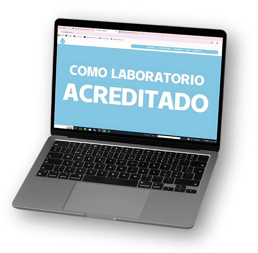 Laptop mostrando el sitio web de ARVA Laboratorio con mensaje de acreditación oficial en pantalla