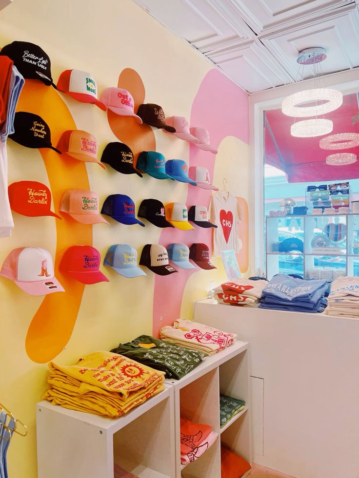Interior de tienda con gorras y prendas personalizadas como ejemplo de uso de impresión DTF en retail.