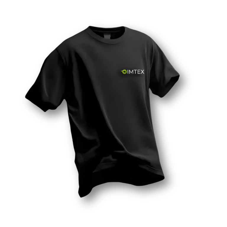 Camiseta negra con logotipo corporativo impreso mediante técnica DTF.