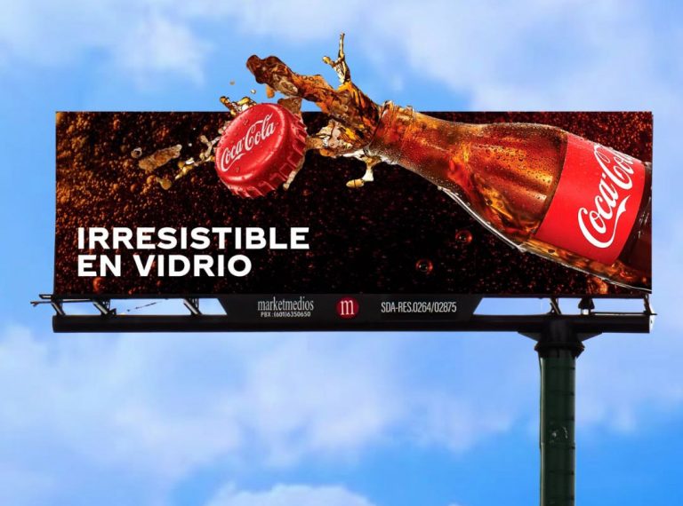 Espectacular publicitario de Coca Cola donde se percibe una botella de vidrio abriéndose y el texto "Irresistible en vidrio"