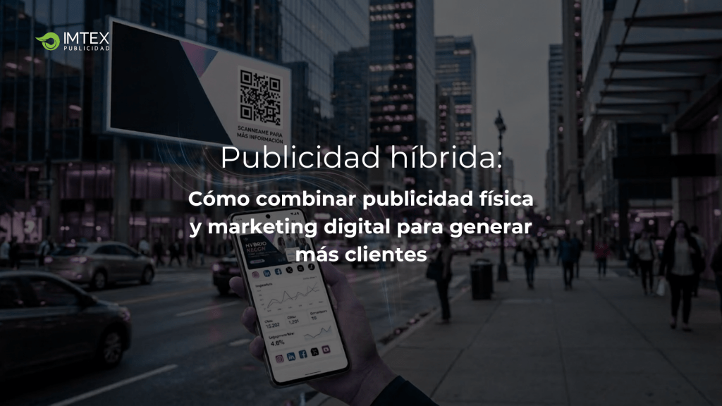 Avenida transitada con publicidad en diversos espacios con una persona sosteniendo un celular en primera persona, con el texto "Publicidad híbrida: Cómo combinar publicidad física y marketing digital para generar más clientes" y logotipo de IMTEX