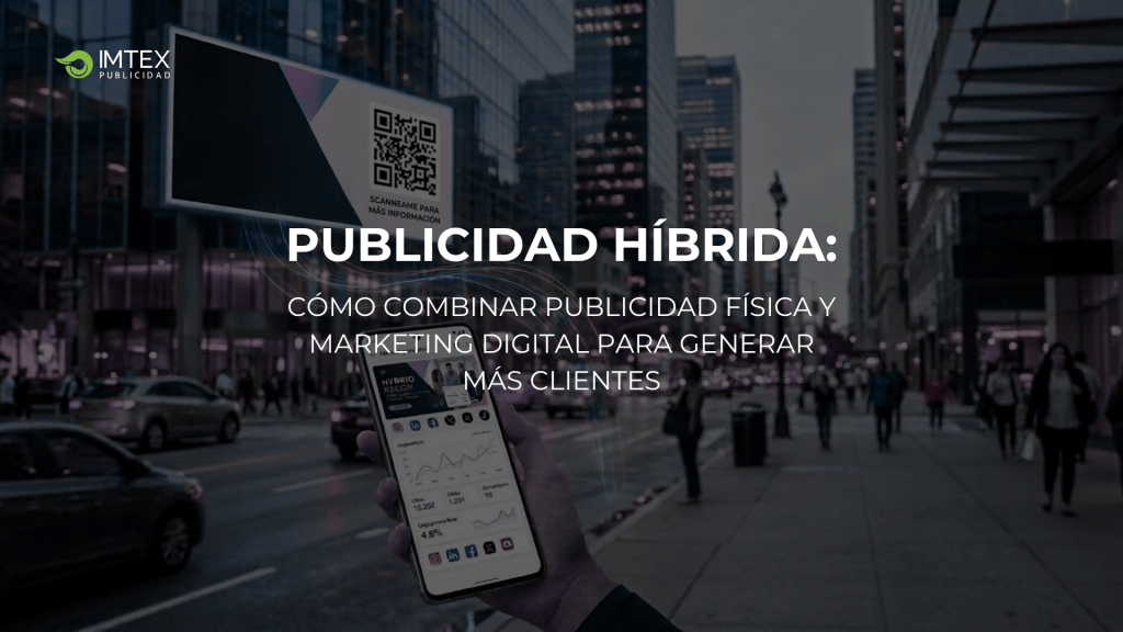 Avenida transitada con publicidad en diversos espacios con una persona sosteniendo un celular en primera persona, con el texto "Publicidad híbrida: Cómo combinar publicidad física y marketing digital para generar más clientes" y logotipo de IMTEX