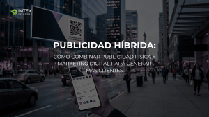 Avenida transitada con publicidad en diversos espacios con una persona sosteniendo un celular en primera persona, con el texto "Publicidad híbrida: Cómo combinar publicidad física y marketing digital para generar más clientes" y logotipo de IMTEX
