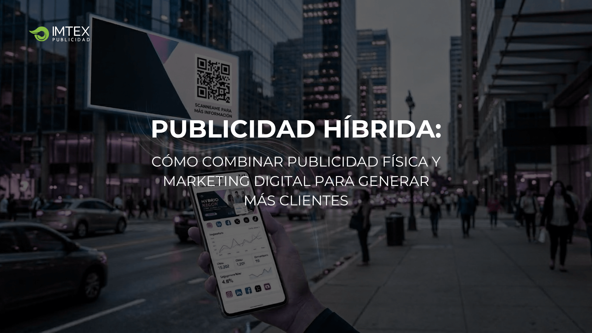 Avenida transitada con publicidad en diversos espacios con una persona sosteniendo un celular en primera persona, con el texto "Publicidad híbrida: Cómo combinar publicidad física y marketing digital para generar más clientes" y logotipo de IMTEX