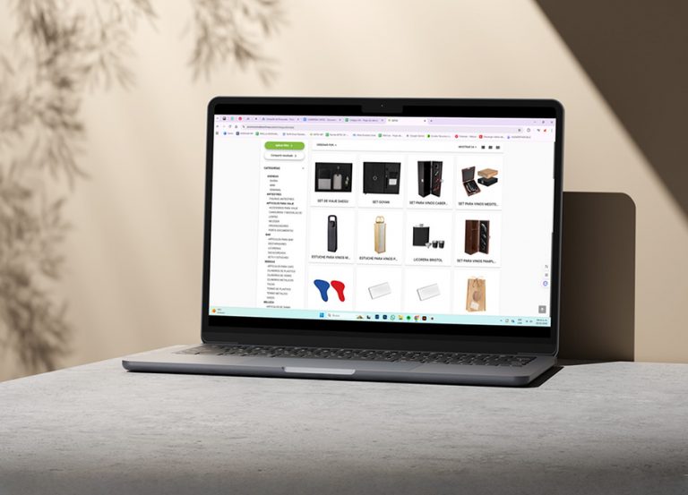 Sitio web de IMTEX mostrado en una laptop sobre una mesa pegada a una pared