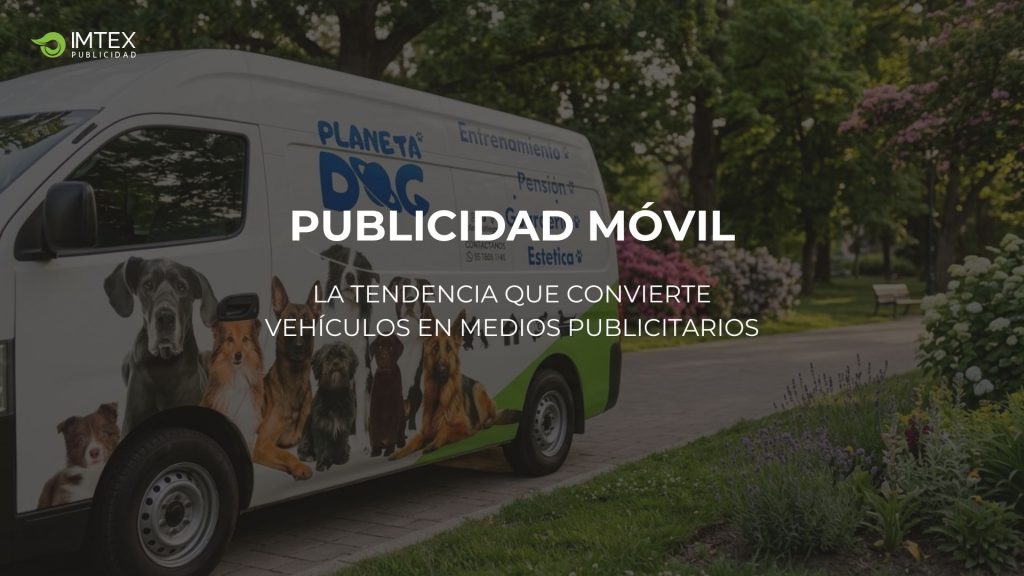 Camioneta rotulada de Planeta Dog con texto que dice "Publicidad Móvil: La tendencia que convierte vehículos en medios publicitarios" con logo de IMTEX en la esquina superior izquierda